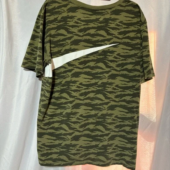 Nike Men’s AOP Swoosh Tee Shirt Olive/White AO0861 222 Size XL
